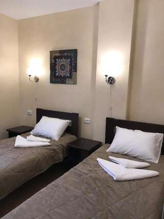 Отель Private Rooms in Grofa Hotel Буковель Двухместный номер с 2 отдельными кроватями-11
